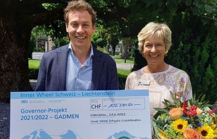 Thomas Huber erhält den symbolischen Scheck für Gadmen